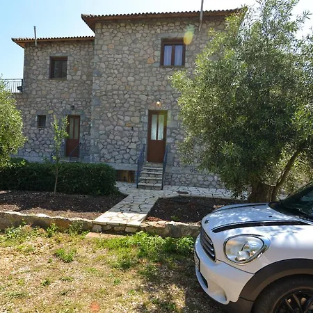 Σπίτι διακοπών House Within An Olive Farm